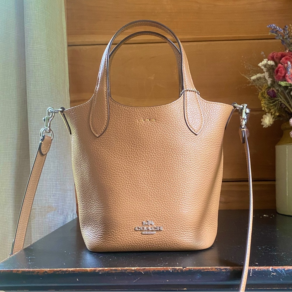 Coach Hanna Bucket Bag in saddle. New never worn